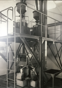 石臼製粉機